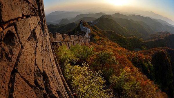 Potret Tembok Besar China Saat Musim Gugur, Indahnya Kebangetan!