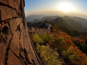 Potret Tembok Besar China Saat Musim Gugur, Indahnya Kebangetan!