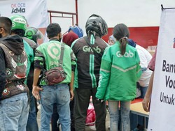 Relawan Pendukung Sandiaga Bantu Subsidi BBM ke Driver Ojol di Tangsel