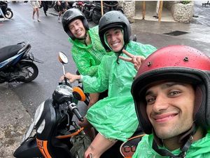 Aleix Espargaro dan Jorge Pamer Motoran Sambil Pakai Jas Hujan