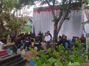 Ribuan Polisi-TNI Kawal Pemindahan Makam Guru Besar Perguruan Silat Kera Sakti Ribuan Polisi-TNI Kawal Pemindahan Makam Guru Besar Perguruan Silat Kera Sakti