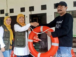 Pemkab Sukabumi Bagikan Alat Keselamatan ke Nelayan