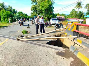Jembatan di Luwu Amblas-Lalin Tersendat, Polisi Berlakukan Sistem Buka Tutup