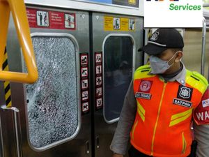 Kaca KRL Berlubang Dilempar Batu, Ini Penjelasan Secara Fisika Kaca KRL Berlubang Dilempar Batu, Ini Penjelasan Secara Fisika