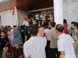 Demo Korban Banjir di DPRD Palopo Ricuh, Pintu Kaca Ruang Paripurna Pecah