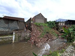 Plengsengan di Kota Blitar Ambrol, Permukiman Warga Terancam Banjir