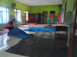 Posko Pengungsian Kosong, Warga Mulai Bersihkan Lokasi Banjir Blitar