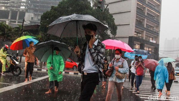 Potret Warga Basah-basahan Terobos Hujan di Pelican Crossing Tosari