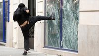Prancis Rusuh! Demonstran Ngamuk, Kantor Bank Dirusak