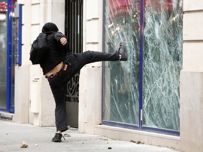 Prancis Rusuh! Demonstran Ngamuk, Kantor Bank Dirusak