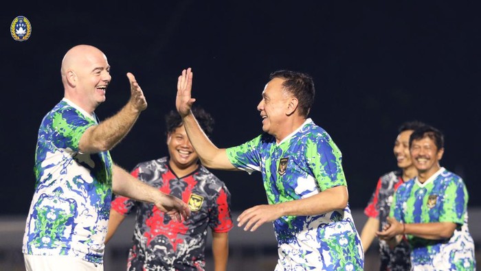 Presiden FIFA Gianni Infantino dan Ketua Umum PSSI Mochamad Iriawan atau Iwan Bule bermain bola bersama (Dok. PSSI)