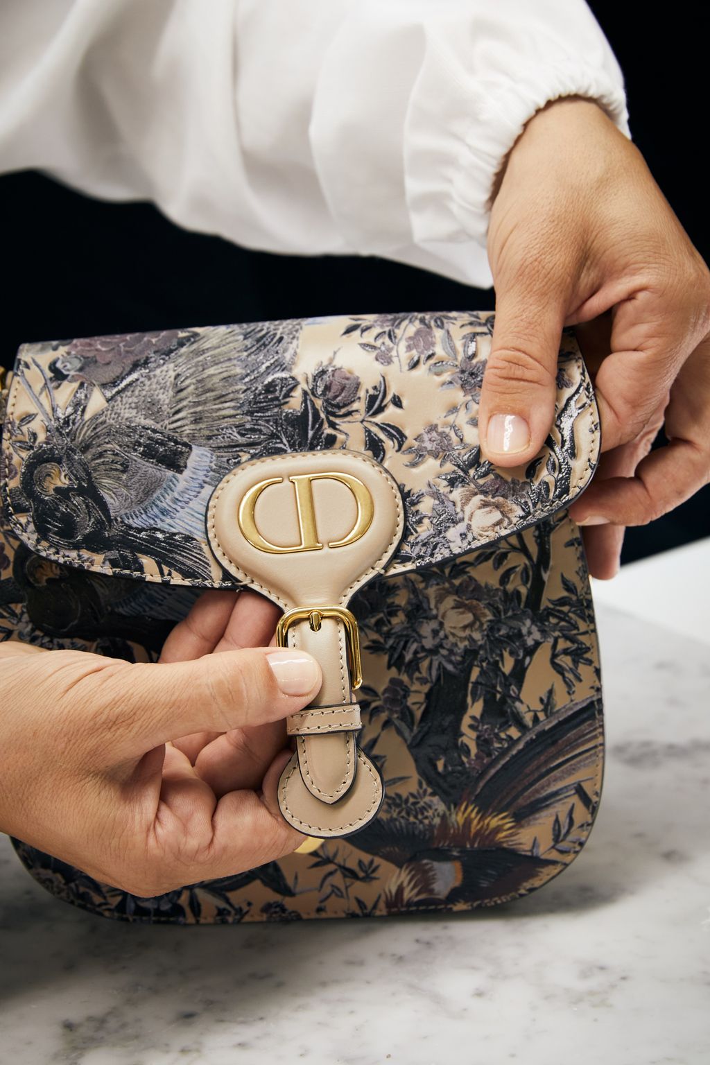 Proses pembuatan tas Dior Bobby Frame