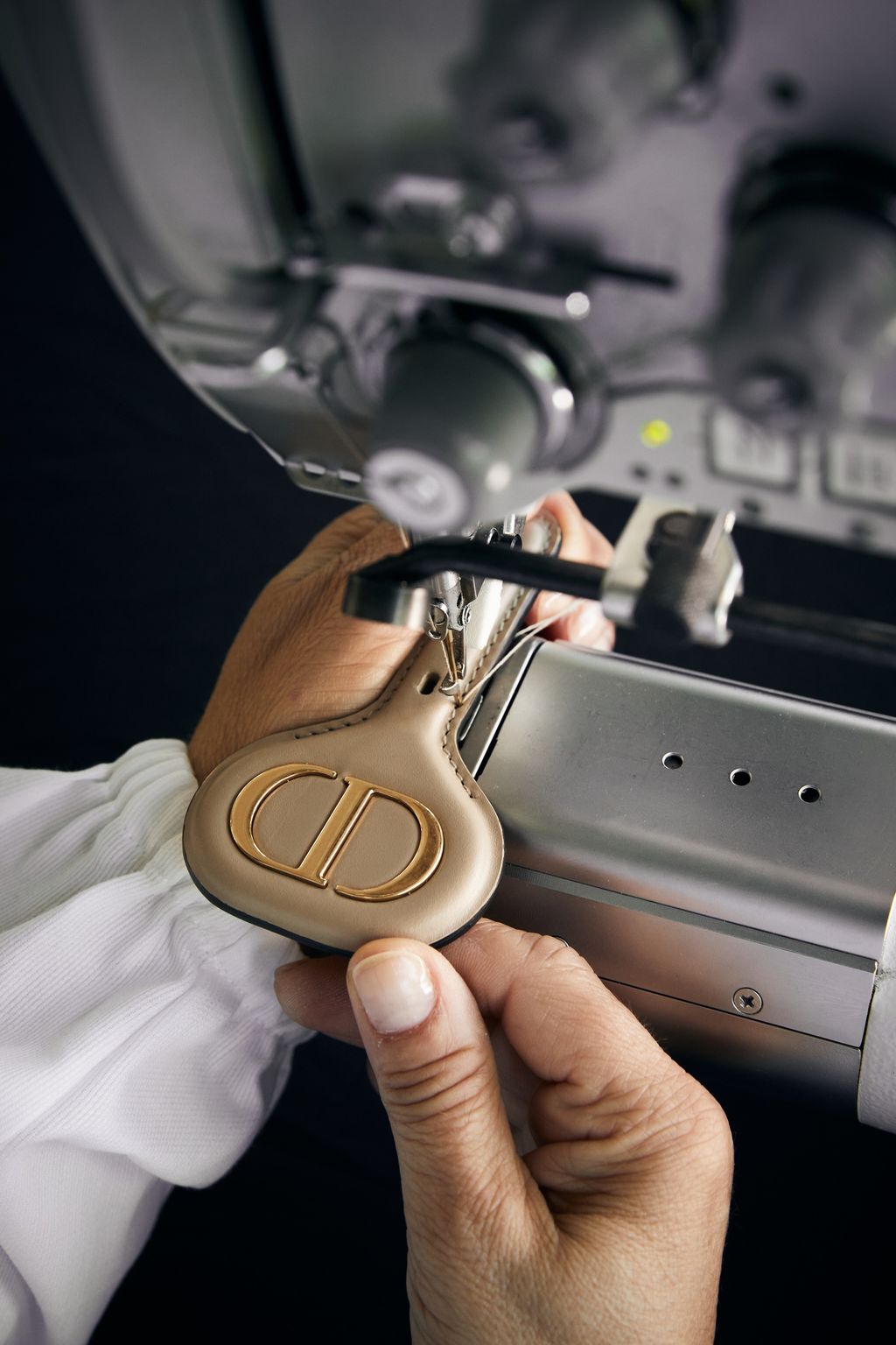 Proses pembuatan tas Dior Bobby Frame