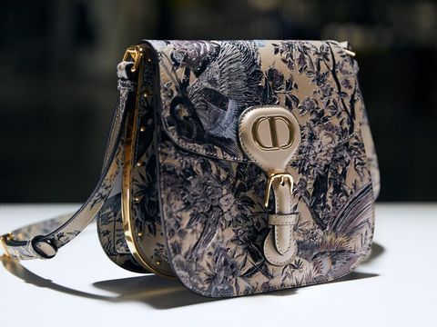 Proses pembuatan tas Dior Bobby Frame