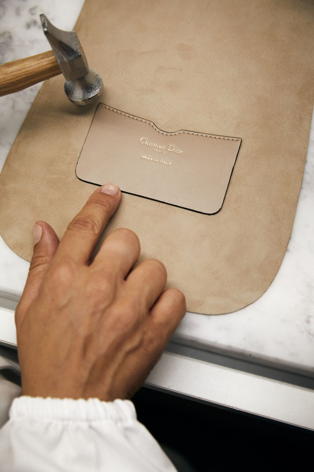 Proses pembuatan tas Dior Bobby Frame