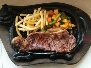 5 Tempat Makan Beefsteak Murah Meriah Ini Cocok untuk Tanggal Tua!