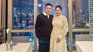 7 Potret Mesra Ricky Subagja dan Istri yang Lebih Muda 26 Tahun