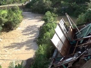 3 Rumah Warga di Mamasa Ambruk-Terjun ke Sungai gegara Tanah Amblas