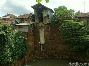 Tanah Tergerus Air, Rumah 2 Lantai di Sukabumi Nyaris Ambruk