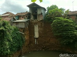 Tanah Tergerus Air, Rumah 2 Lantai di Sukabumi Nyaris Ambruk