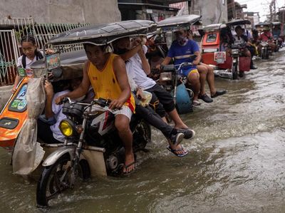 Saat Bentor Jadi Andalan Warga Filipina Menerjang Banjir