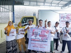 Komunitas Sopir Truk Pendukung Ganjar Bagikan Paket Sembako di Jakbar