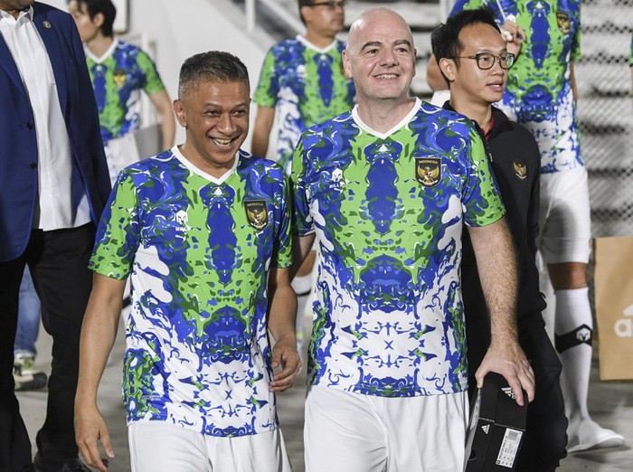 Presiden Induk Asosiasi Sepak Bola Dunia (FIFA) Gianni Infantino (kanan) berjalan dengan Wakil Ketua Umum PSSI Iwan Budianto (kiri) saat akan bermain sepak bola dengan staf PSSI di Stadion Madya, Kompleks Gelora Bung Karno, Senayan, Jakarta, Selasa (18/10/2022). ANTARA FOTO/M Risyal Hidayat/nym.