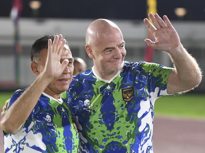 Presiden Induk Asosiasi Sepak Bola Dunia (FIFA) Gianni Infantino (kanan) berfoto dengan Ketua Umum PSSI Mochamad Iriawan (kiri) saat akan bermain sepak bola dengan staf PSSI di Stadion Madya, Kompleks Gelora Bung Karno, Senayan, Jakarta, Selasa (18/10/2022). ANTARA FOTO/M Risyal Hidayat/nym.
