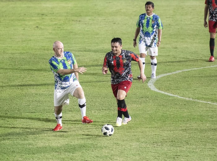Presiden Induk Asosiasi Sepak Bola Dunia (FIFA) Gianni Infantino (kiri) berusaha merebut bola saat bermain sepak bola dengan staf PSSI di Stadion Madya, Kompleks Gelora Bung Karno, Senayan, Jakarta, Selasa (18/10/2022). ANTARA FOTO/M Risyal Hidayat/nym.