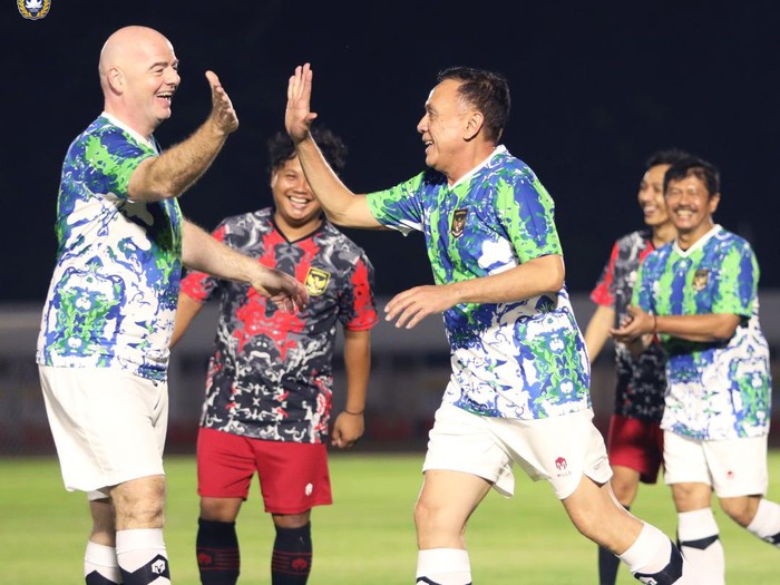 Presiden Induk Asosiasi Sepak Bola Dunia (FIFA) Gianni Infantino (kanan) berfoto dengan Ketua Umum PSSI Mochamad Iriawan (kiri) saat akan bermain sepak bola dengan staf PSSI di Stadion Madya, Kompleks Gelora Bung Karno, Senayan, Jakarta, Selasa (18/10/2022).