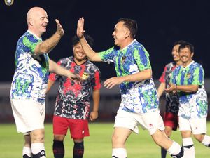 Ketum PSSI Main Bola Bareng Presiden FIFA, Pasoepati: Kurang Bijak Ketum PSSI Main Bola Bareng Presiden FIFA, Pasoepati: Kurang Bijak