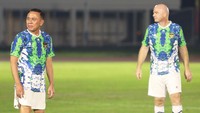 Pada Selasa (18/10) malam, kegiatan Fun Football PSSI dan FIFA digelar di Stadion Madya, Jakarta. Ketum PSSI Mochamad Iriawan adu bola melawan Gianni. (Dok. PSSI)  