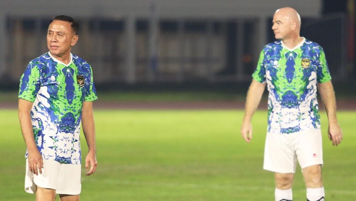 Semringah Presiden FIFA Main Fun Football Bareng Iwan Bule Presiden Induk Asosiasi Sepak Bola Dunia (FIFA) Gianni Infantino (kanan) berfoto dengan Ketua Umum PSSI Mochamad Iriawan (kiri) saat akan bermain sepak bola dengan staf PSSI di Stadion Madya, Kompleks Gelora Bung Karno, Senayan, Jakarta, Selasa (18/10/2022).