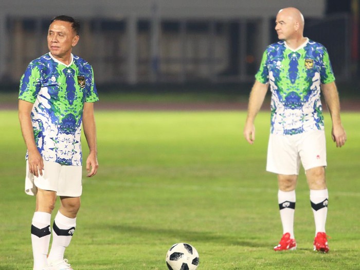Presiden Induk Asosiasi Sepak Bola Dunia (FIFA) Gianni Infantino (kanan) berfoto dengan Ketua Umum PSSI Mochamad Iriawan (kiri) saat akan bermain sepak bola dengan staf PSSI di Stadion Madya, Kompleks Gelora Bung Karno, Senayan, Jakarta, Selasa (18/10/2022).