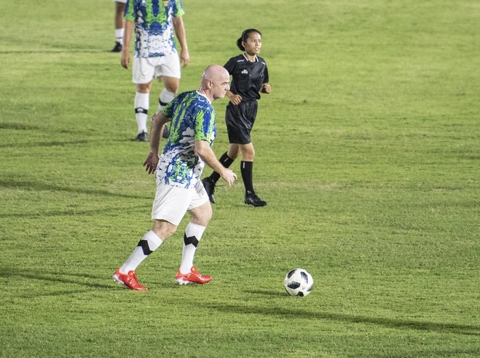 Presiden Induk Asosiasi Sepak Bola Dunia (FIFA) Gianni Infantino (kiri) menggiring bola saat bermain sepak bola dengan staf PSSI di Stadion Madya, Kompleks Gelora Bung Karno, Senayan, Jakarta, Selasa (18/10/2022). ANTARA FOTO/M Risyal Hidayat/nym.