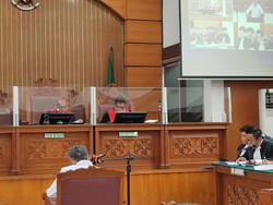 Momen Brigjen Hendra Kurniawan Berdoa untuk Yosua di Ruang Sidang