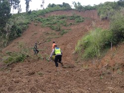 Tebing Setinggi 30 Meter Longsor, Jalur Alternatif Banjarnegara-Kebumen Putus