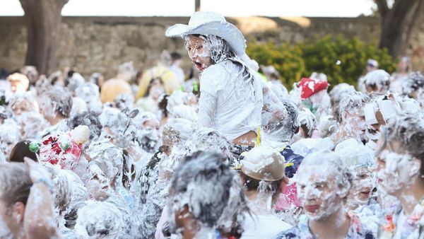 Tradisi Unik Perang Busa Ala Mahasiswa di Skotlandia