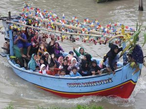 Warga Indramayu Gelar Pesta Laut di Sungai Cimanuk