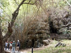 4.158 Turis Bertandang ke Goa Batu Cermin di Labuan Bajo