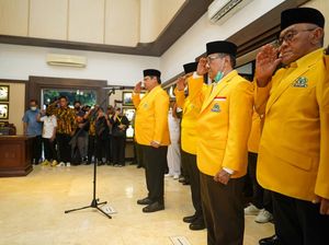 Airlangga Pimpin Golkar Ziarah ke TMP, Ical hingga Akbar Tanjung Hadir Airlangga Pimpin Golkar Ziarah ke TMP, Ical hingga Akbar Tanjung Hadir