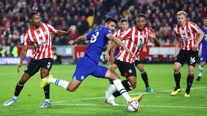 BRENTFORD, ENGLAND - OCTOBER 19: Armando Broja of Chelsea is challenged by Mathias Zanka Jorgensen of Brentford during the Premier League match between Brentford FC and Chelsea FC at Brentford Community Stadium on October 19, 2022 in Brentford, England. (Photo by Clive Rose/Getty Images)