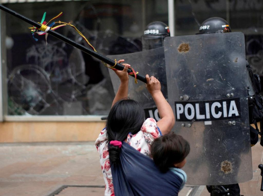 Aksi Emak-emak Perjuangkan Hak Tanah Mereka di Kolombia