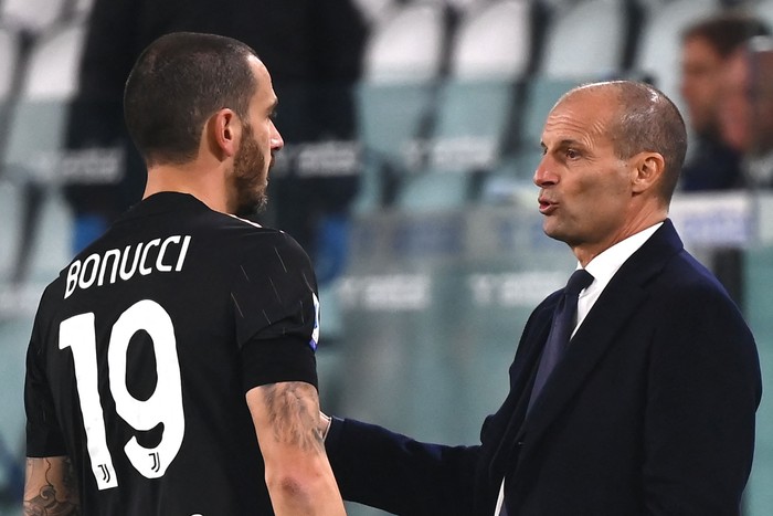 Juventus Italian head coach Massimiliano Allegri (R) talks to Juventus Italian defender Leonardo Bonucci during the Italian Serie A football match between Juventus and Sassuolo on October 27, 2021 at the Allianz Stadium in Turin. (Photo by Marco BERTORELLO / AFP) (Photo by MARCO BERTORELLO/AFP via Getty Images)