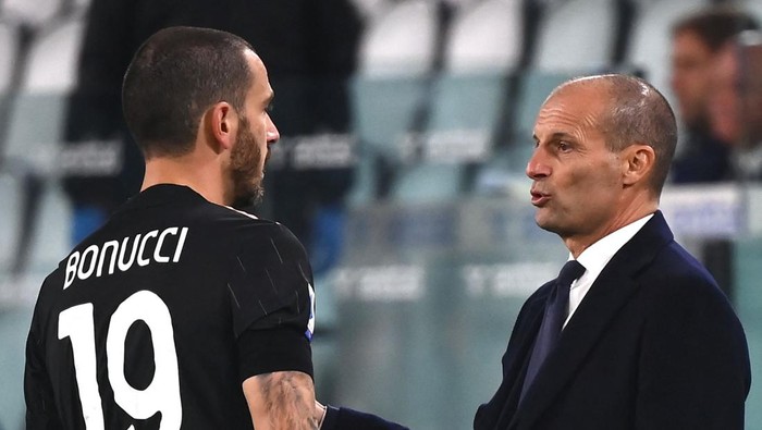 Juventus Italian head coach Massimiliano Allegri (R) talks to Juventus Italian defender Leonardo Bonucci during the Italian Serie A football match between Juventus and Sassuolo on October 27, 2021 at the Allianz Stadium in Turin. (Photo by Marco BERTORELLO / AFP) (Photo by MARCO BERTORELLO/AFP via Getty Images)