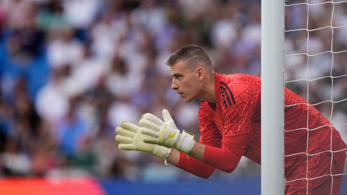 Andriy Lunin goalkeeper of Real Madrid and Ukraine gives instructions during the La Liga Santander match between Real Madrid CF and FC Barcelona at Estadio Santiago Bernabeu on October 16, 2022 in Madrid, Spain. (Photo by Jose Breton/Pics Action/NurPhoto via Getty Images)