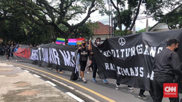 Kelompok Suporter Arema FC, Aremania menggelar aksi unjuk rasa menuntut pengusutan Tragedi Kanjuruhan. Aksi mereka lakukan di depan Balai Kota Malang, Kamis (20/10).