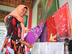 Kegigihan Satu Keluarga Bikin Batik Motif Khas Pacitan yang Cuan Banget