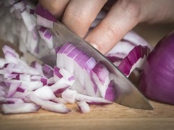 Obat Sirup Ditarik, Emak-emak Pilih Obati Anak Pakai Bawang Merah Parut