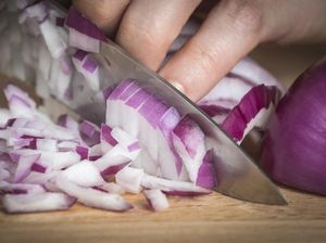 Obat Sirup Ditarik, Emak-emak Pilih Obati Anak Pakai Bawang Merah Parut Obat Sirup Ditarik, Emak-emak Pilih Obati Anak Pakai Bawang Merah Parut